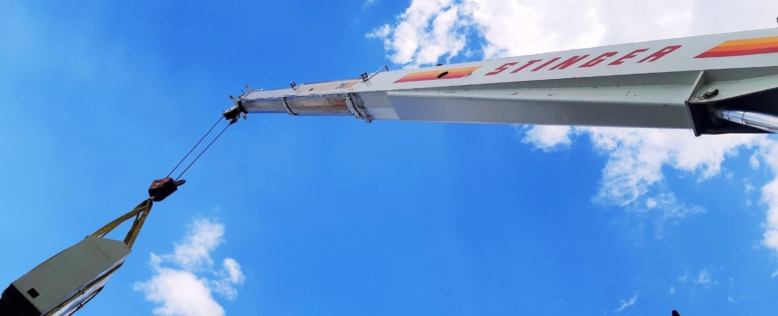 Traslado seguro de maquinaria industrial con grúas